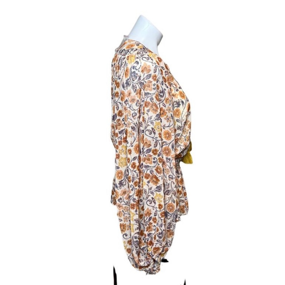 Boutique | Floral top sinched bell sleeves - Picture 5 of 7